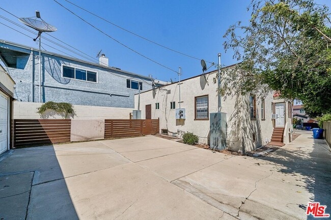 Building Photo - 1329 S Tremaine Ave