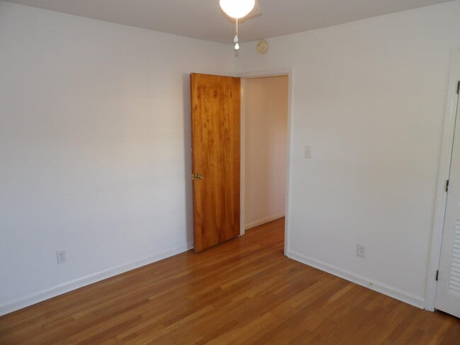Building Photo - 837 Malabu Dr