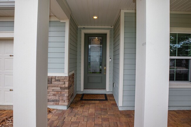 Building Photo - Stunning Home in Desirable Neighborhood