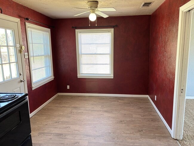 Building Photo - 303 N Western St