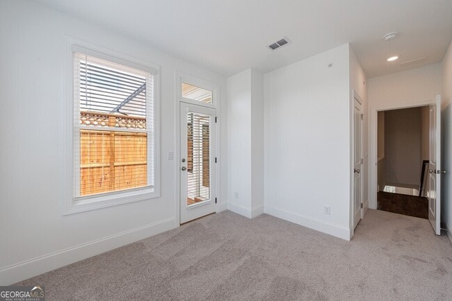 Building Photo - 10744 Davis Dr