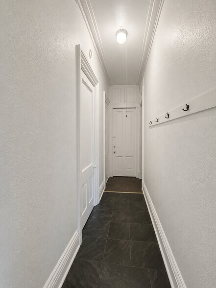 Building Photo - 346 S Rose St