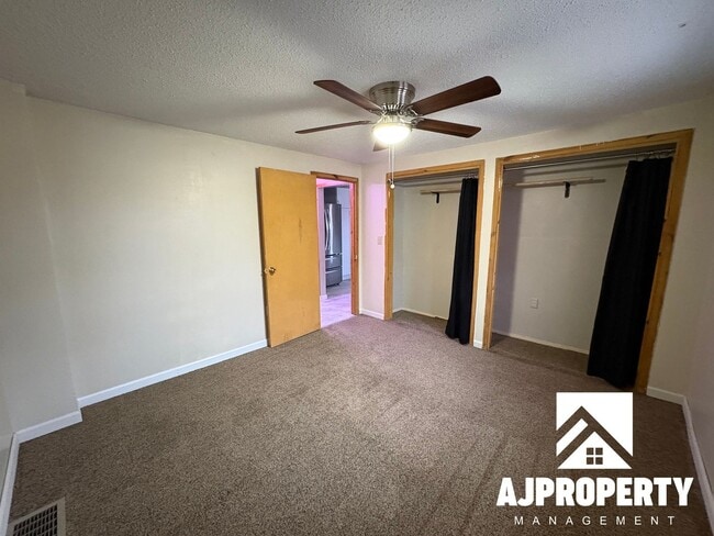 Building Photo - 1925 S Lake Ave