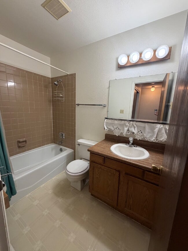 Building Photo - Main level two bedroom, one bathroom close to Greenway!