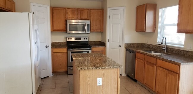 Building Photo - ~4/2.5~Curtis Ave~Groveland Lake Dot Landing~Big Corner Lots with lots a room!
