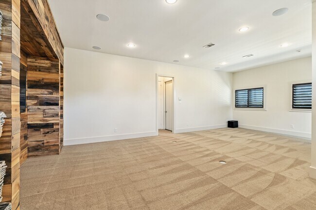 Building Photo - 3610 Oak Forest Dr