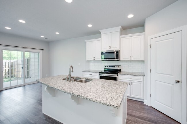 Building Photo - 3 Bedroom 2.5 Bath Townhouse