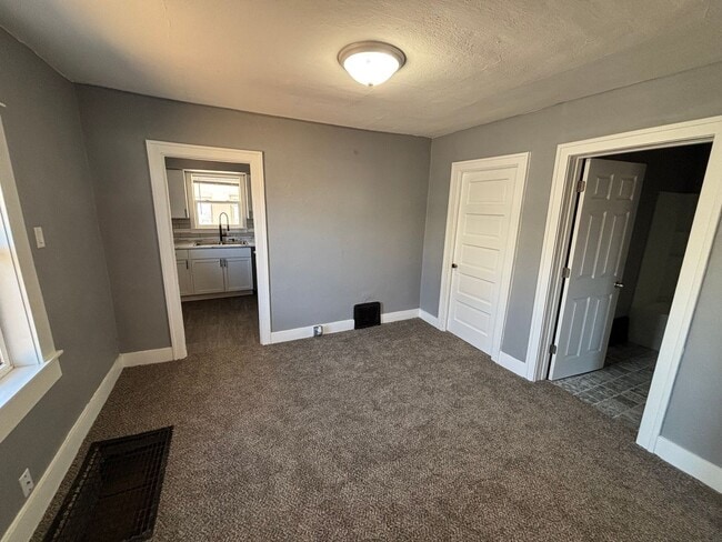 Building Photo - Updated 2-Bedroom Home on the West End of Council Bluffs