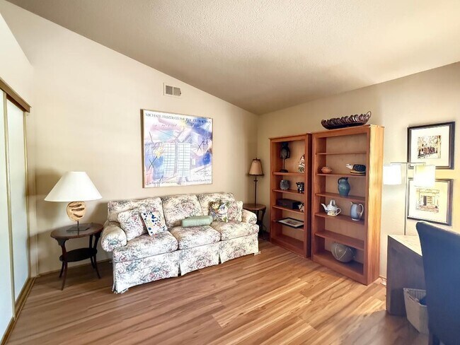 Building Photo - 688 Vista Lago Cir N