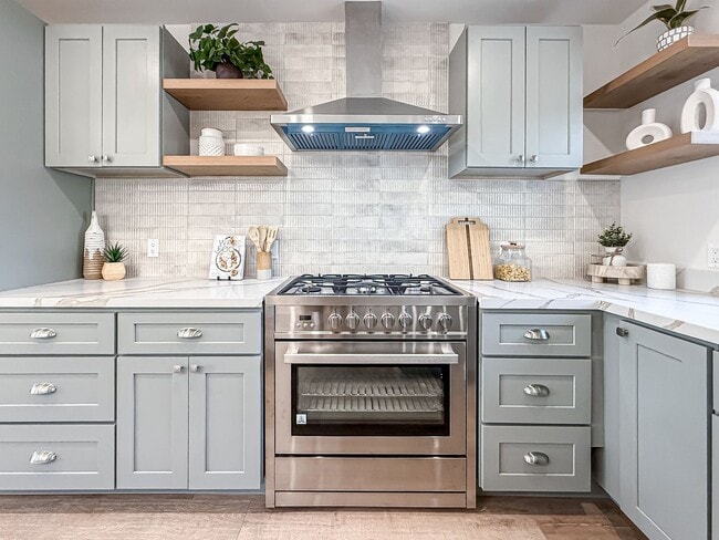 Building Photo - Upgraded 3+2 w/pool, gourmet kitchen + family room!