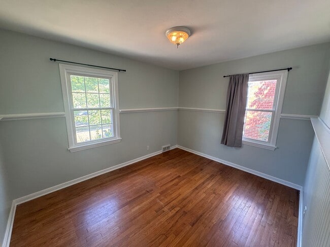 Building Photo - 3 Bedroom in Alger Heights!