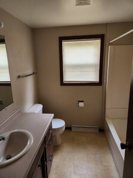 Building Photo - 2845 Woodale Ave