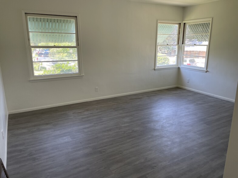 living room - 10016 Pinewood Ave