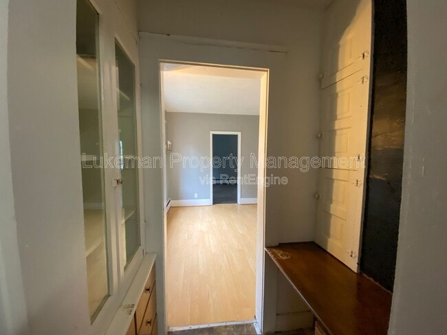 Building Photo - 513 Village St