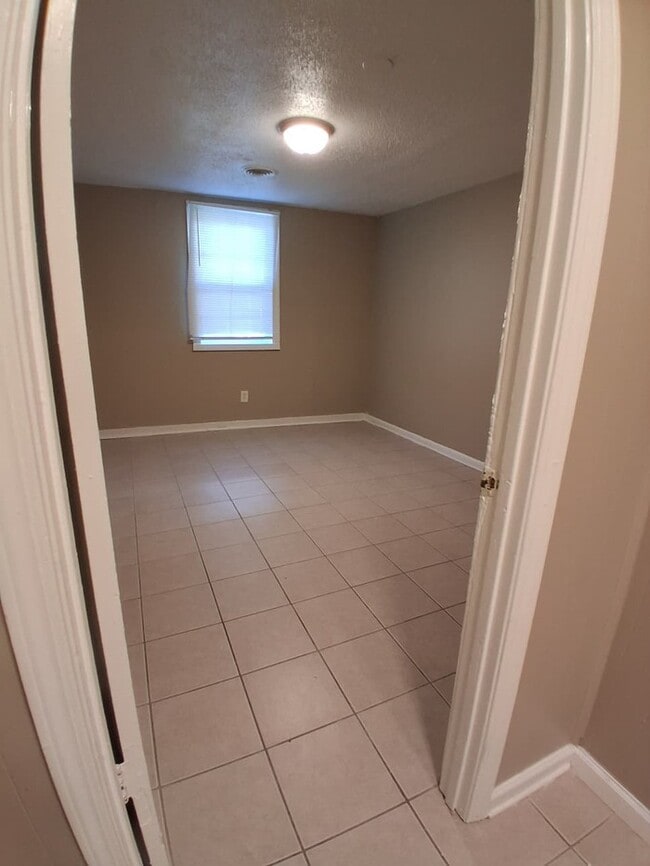 Building Photo - Large Home For Rent!