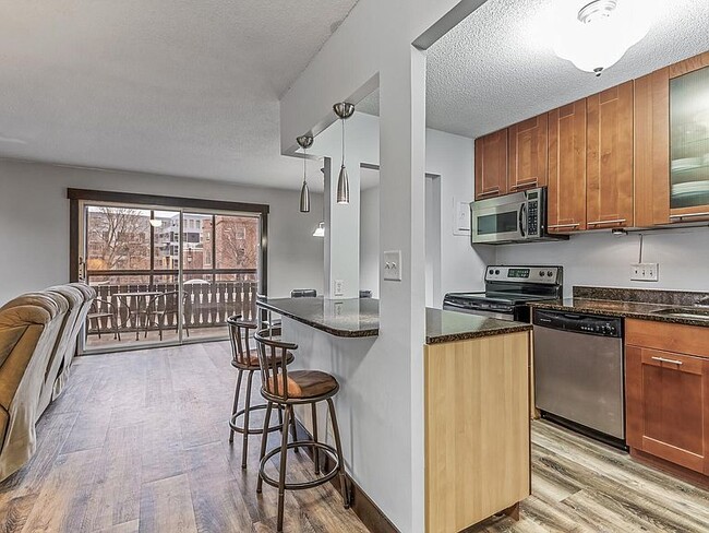 Building Photo - 410 Groveland Ave