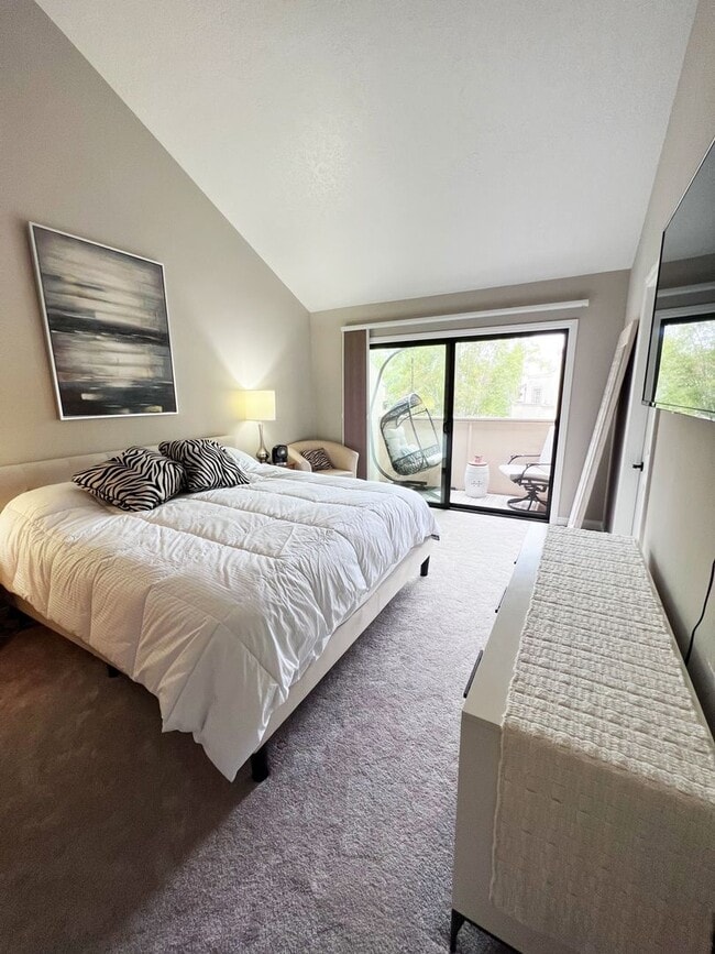Building Photo - 2 Bed/2.5 Bath Townhome - Beautifully Upgr...