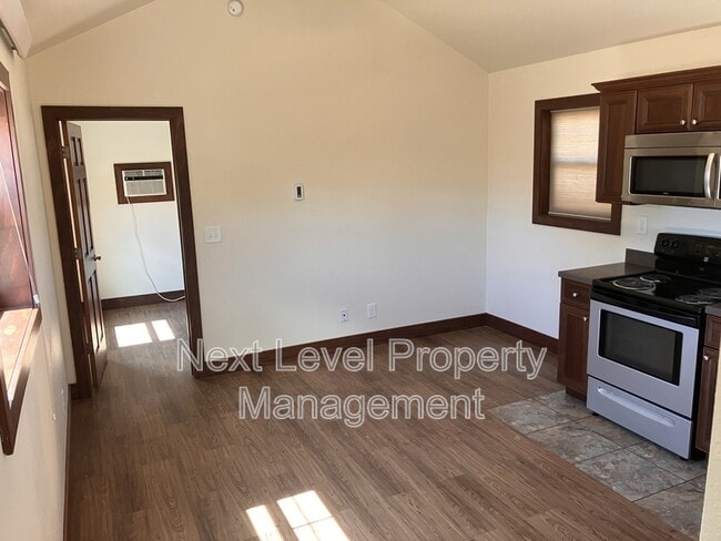 Building Photo - 111 E Cottonwood Dr
