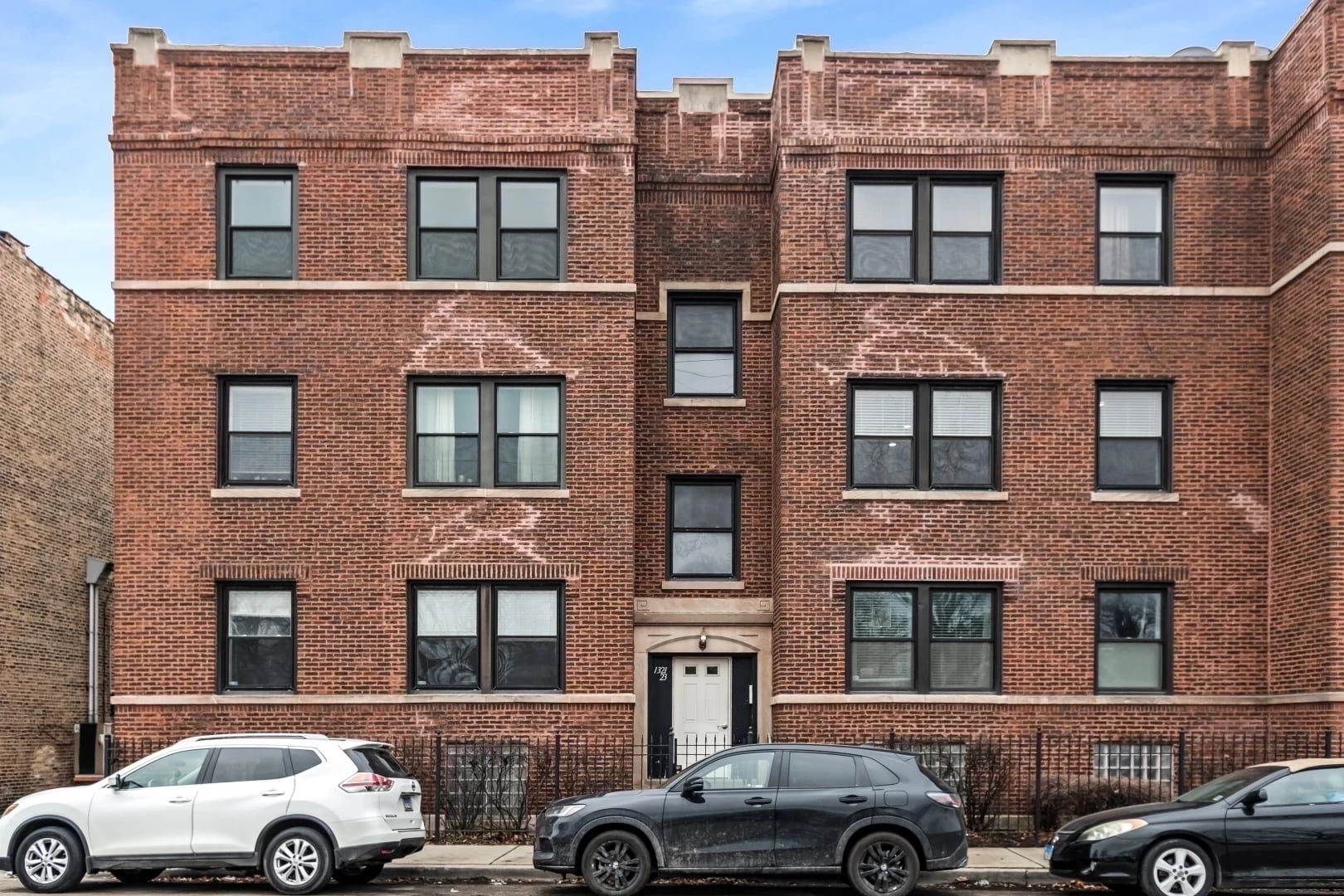 Building Photo - 1323 W Lawrence Ave