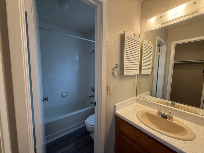 Building Photo - 513 Sierra Cove