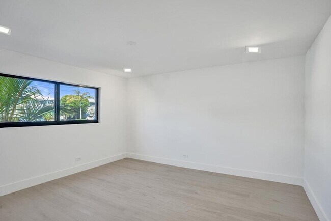 Building Photo - 840 SE 22nd Ave