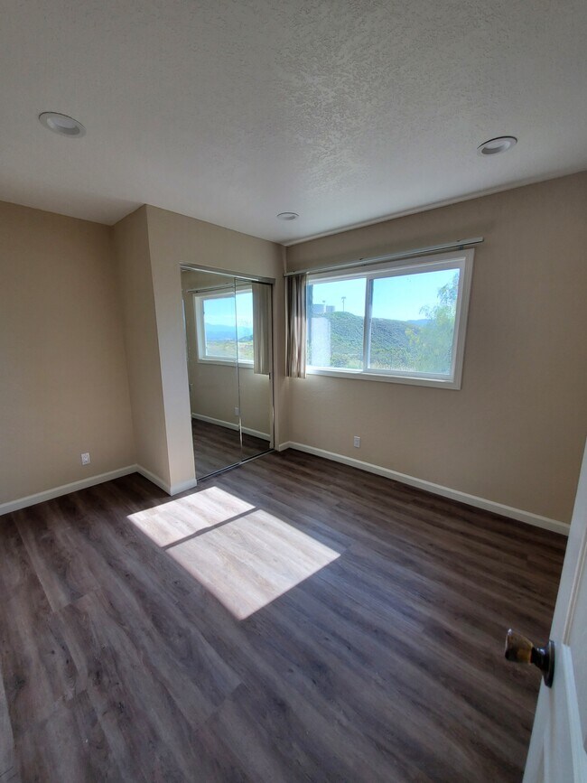 Room 1 - 25619 Mountain Pass Rd
