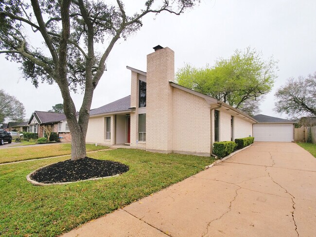 Building Photo - 1923 Quail Valley E Dr
