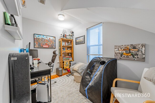 Building Photo - 3242 N Hoyne-1