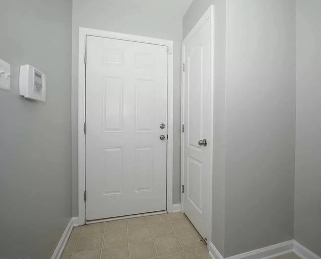 Building Photo - Beautiful End-Unit Townhome in Tanyard Spr...