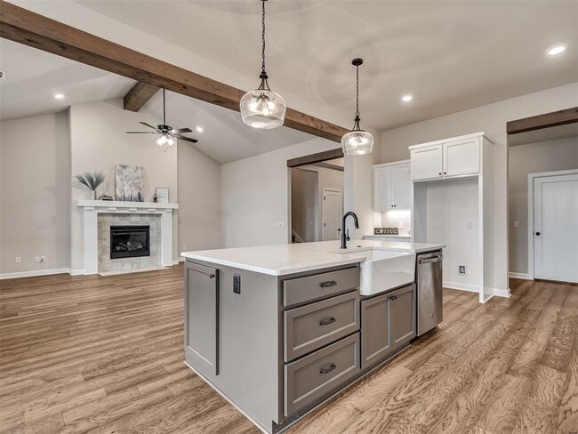 Building Photo - 915 Kings Canyon Rd