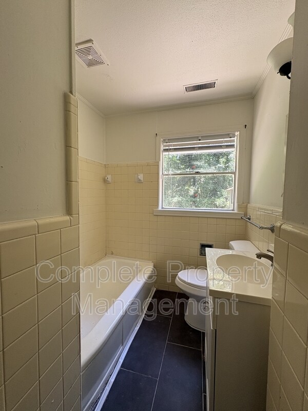 Building Photo - 1221 Carol Cir