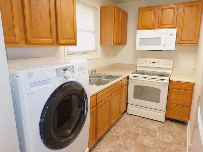 Building Photo - 2300 Willow Rd