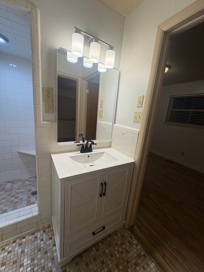 Building Photo - 735 NW 5th St