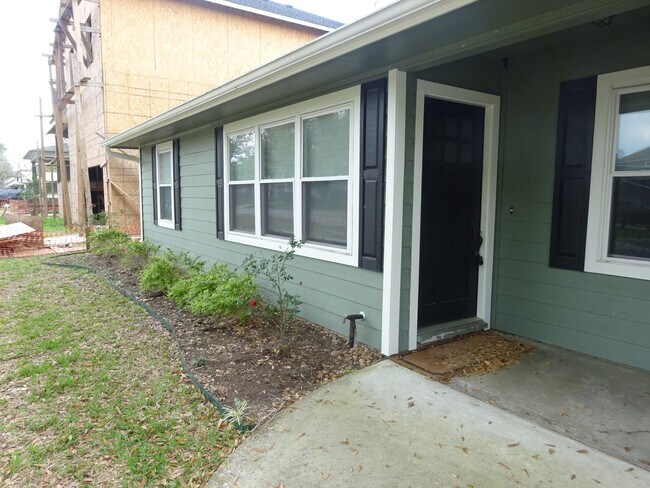 Building Photo - For Lease | 3 Bed, 1 Bath | 1,074 Sq Ft |O...