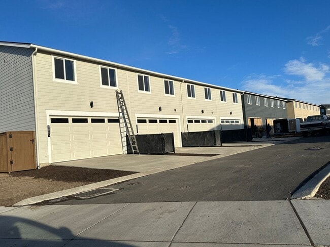 Building Photo - POOL & Clubhouse! 3 Bdrm, 2.5 Bath 1450 sq ft Townhouse, All Appliances, Gas Heat & A/C, Pet OK, ...