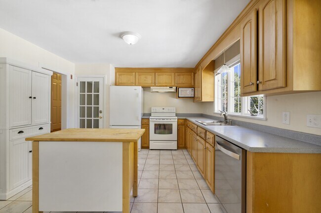 Building Photo - 27 Hermon St