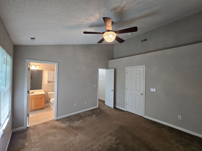 Building Photo - Charming Townhome in Established South Dur...
