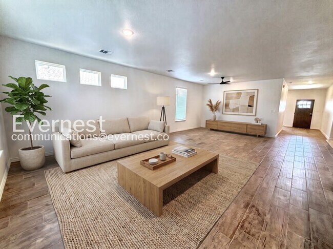 Building Photo - Limited Time Special Offer / 3 Bed, 2 Bath Home with Fenced Yard & Garage / Pet-Friendly / Availa...