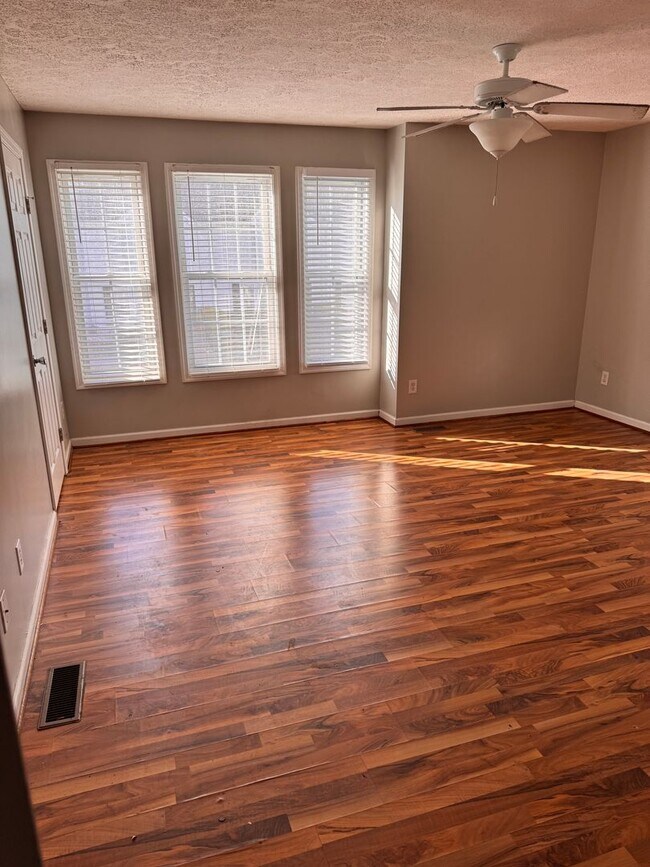 Building Photo - 3 Bedroom || 3.5 Bathroom - Townhome