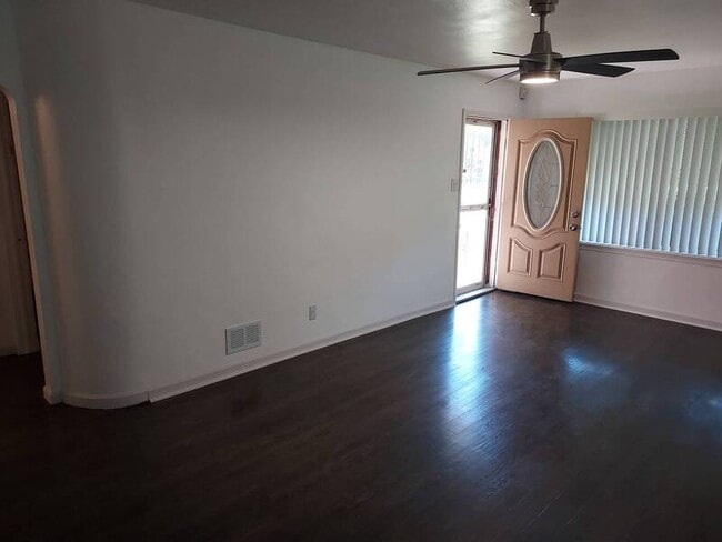 Building Photo - 714 W 49th Ave