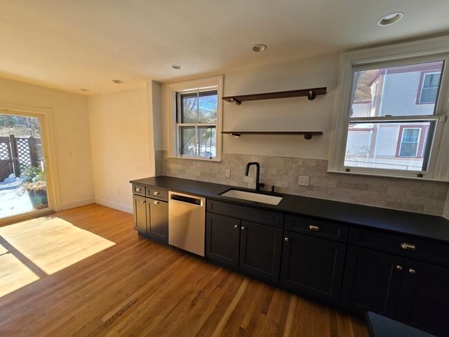 Building Photo - 26 Mather St