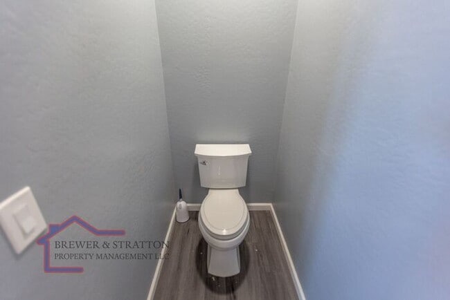 Building Photo - 391 S 163rd Dr - 4BR, 2BA - Sarival/Van Buren