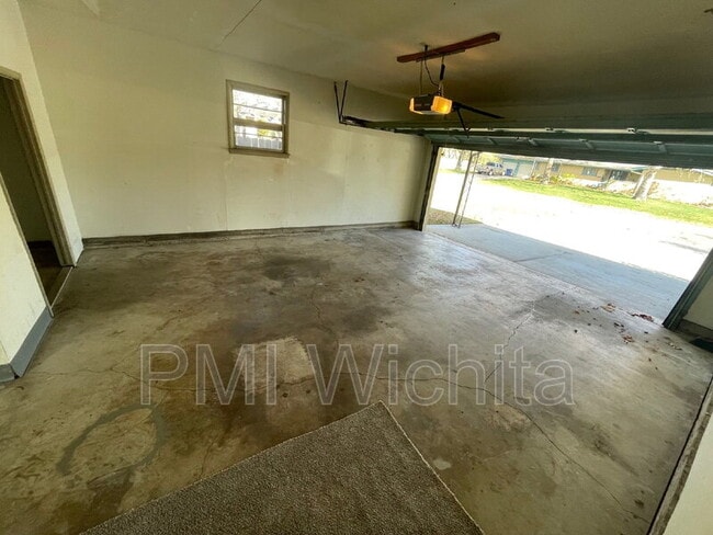 Building Photo - 957 N Redbarn Ln