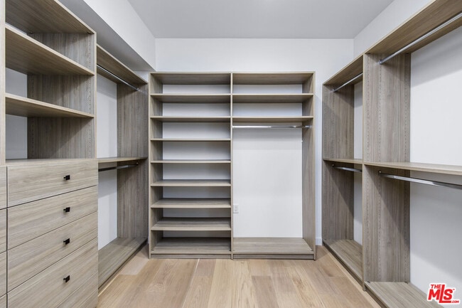 Building Photo - 2019 Barry Ave