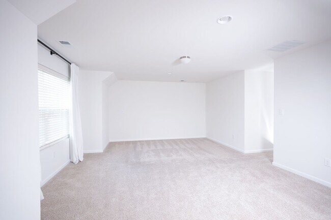 Building Photo - 245 Hollyhock Dr
