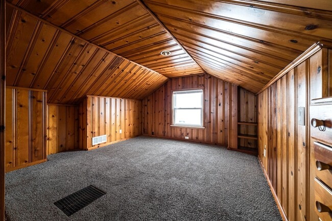 Building Photo - 3 bedroom - 2 bathroom - Lincoln Park - $1...