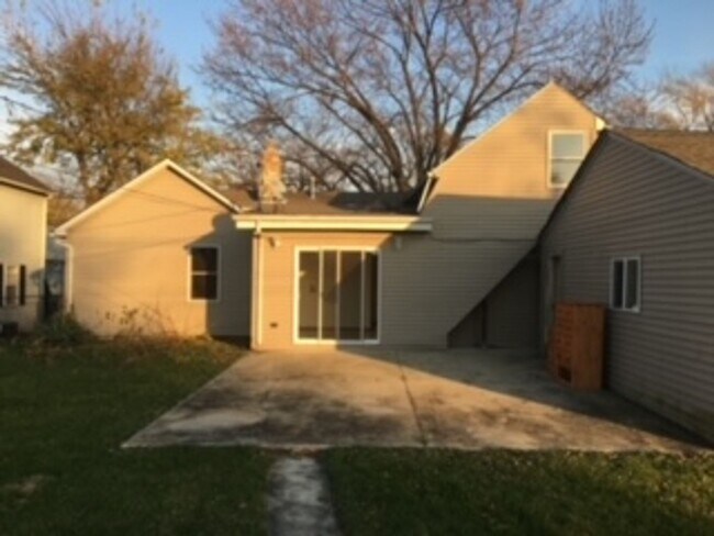 Building Photo - 4 bedroom 2 bath home in Lemont.