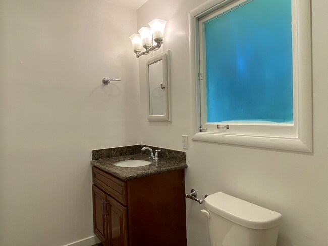 Building Photo - 1BR/1BA Charmer! BAY VIEWS and Parking! Laundry On-Site! Balcony! PROGRESSIVE