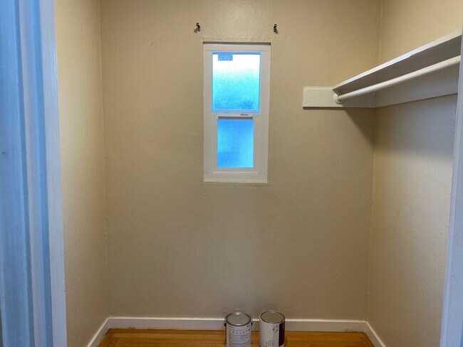 Building Photo - Epic REA-Great 1 BR/1 BA Unit in a S/S Duplex