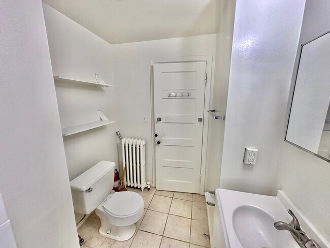 Building Photo - Spacious 6 bedroom 3.5 bath Tudor Townhouse w/Deck close to Georgetown University & Hospital